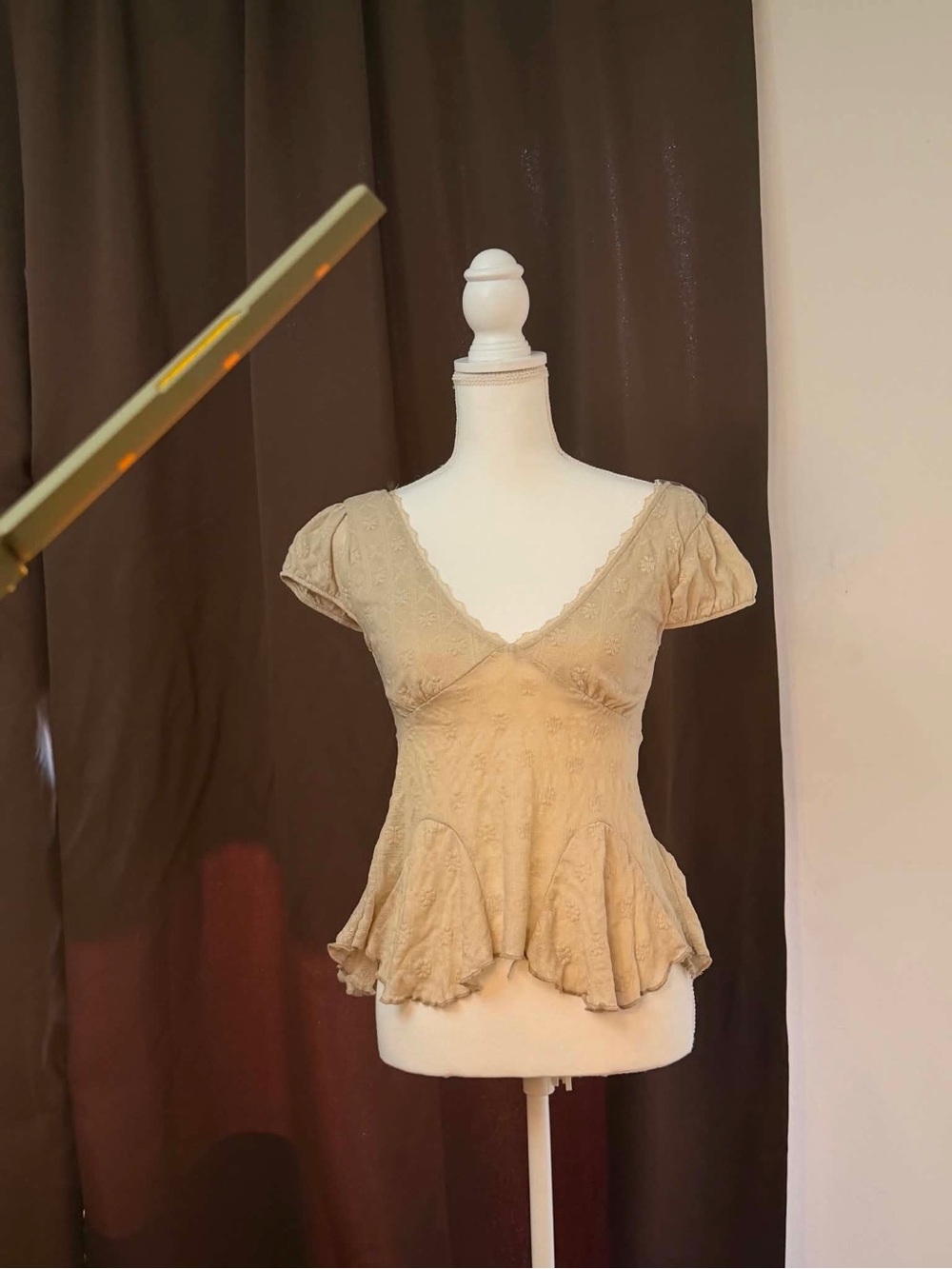 Heart & Hips Beige Lace Peplum V‑Neck Top